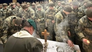 160 Soldaten in der Feldmesse: Und fast alle wollten eine Kerze anzünden. Symbolik, mit der der ...