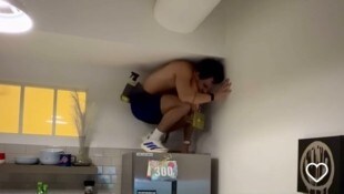 Die bisher härteste Herausforderung des Influencers: Fünf Kilometer auf dem Kühlschrank laufen.