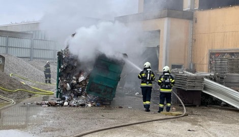 Die vielen Einsatzkräfte bekämpfen seit Stunden das Feuer. 