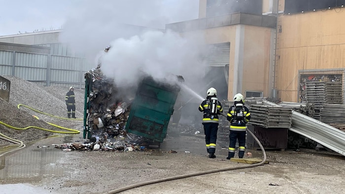 Die vielen Einsatzkräfte bekämpfen seit Stunden das Feuer.