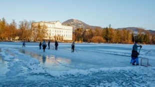 Eishockey ist bei den Wintersportlern am Leopoldskroner Weiher beliebt.
