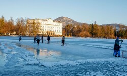 Eishockey ist bei den Wintersportlern am Leopoldskroner Weiher beliebt.