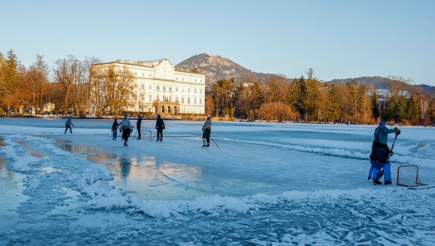 Eishockey ist bei den Wintersportlern am Leopoldskroner Weiher beliebt.