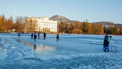 Eishockey ist bei den Wintersportlern am Leopoldskroner Weiher beliebt.