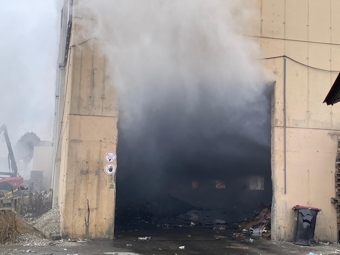 In der Lagerhalle waren Kartonagen, Papier und Müll gelagert.