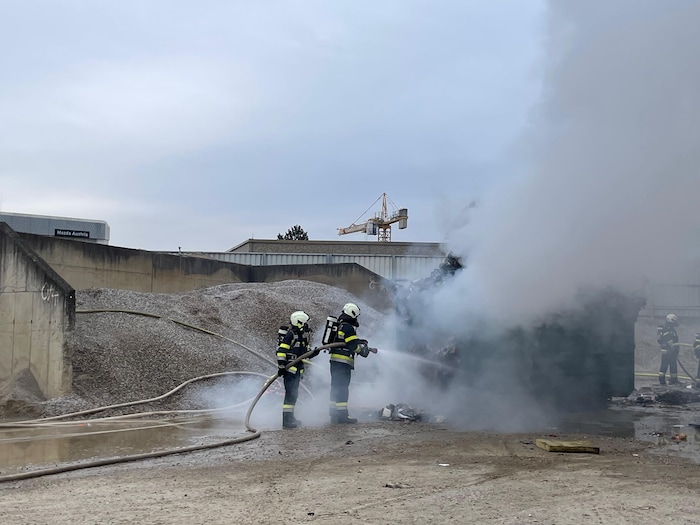 Wie es zu dem Brand kam, ist derzeit noch völlig unklar.