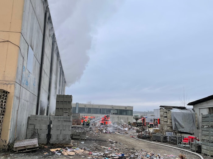 Seit Montagvormittag brennt es in der Lagerhalle.