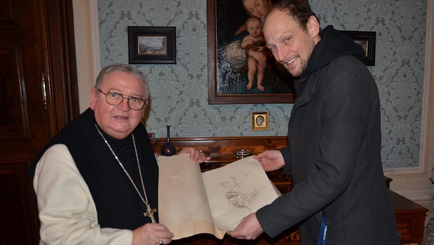 Gemeinsam blättern in dem Herbarium, das einen hohen individuellen Wert hat.