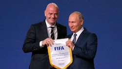 2018 wurde Wladimir Wladimirowitsch Putin von FIFA-Präsident Gianni Infantino mit einem ...