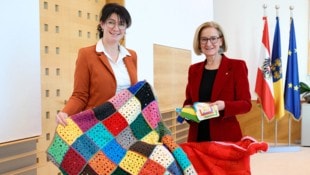 Monika Nemetz-Roither mit Johanna Mikl-Leitner im Landhaus in St. Pölten.