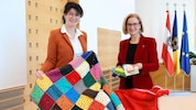 Monika Nemetz-Roither mit Johanna Mikl-Leitner im Landhaus in St. Pölten.