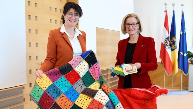Monika Nemetz-Roither mit Johanna Mikl-Leitner im Landhaus in St. Pölten.