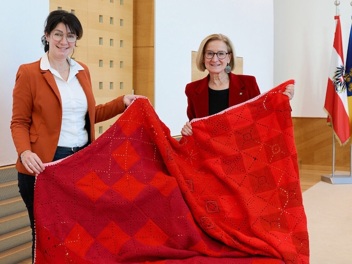 Der 20 Meter lange rote Teppich der „Wollweiber“ soll für einen caritaiven Zweck eingesetzt ...