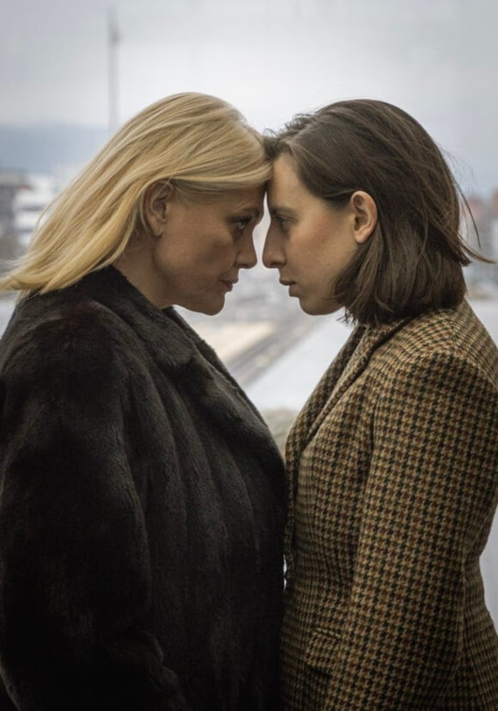 SIMULTAN/O: Theatervorstellung in slowenischer und deutscher Sprache mit simultanen ...