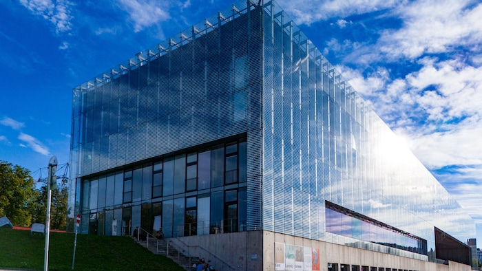 Das Lentos Kunstmuseum – ein Glaskubus an der Donau – ist eines der führenden Museen für moderne ...