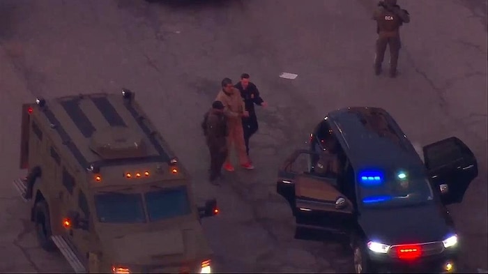 TV-Aufnahmen zeigen, wie der festgesetzte Venezuela-Diktator streng bewacht von einem Fahrzeug ...