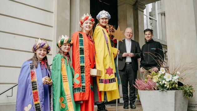 Rosa, Lisbeth, Laura und Marie aus Bizau mit Fabian Bischof, Vorsitzender der Katholischen ...