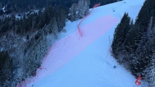 Der rote Bereich zeigt die Bahn, die das Schneebrett aus Kunstschnee auf der Streif genommen ...