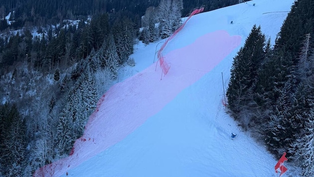 Der rote Bereich zeigt die Bahn, die das Schneebrett aus Kunstschnee auf der Streif genommen ...