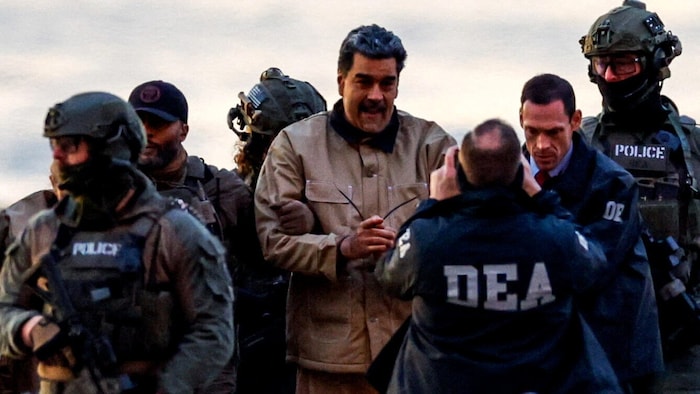 Bewacht von schwer bewaffneten Polizisten: Der von einer US-Spezialeinheit außer Landes ...