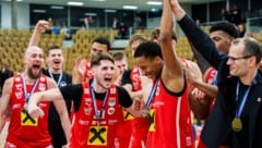 Marcus Azor (2. v. r.) wurde von seinen Teamkollegen gefeiert.