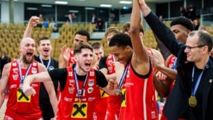 Marcus Azor (2. v. r.) wurde von seinen Teamkollegen gefeiert.