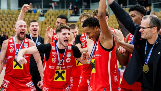 Marcus Azor (2. v. r.) wurde von seinen Teamkollegen gefeiert.