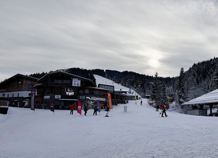 Über dieses Teilstück marschierten die Diebe mit dem Tresor in den Händen von der Skihütte bis ...