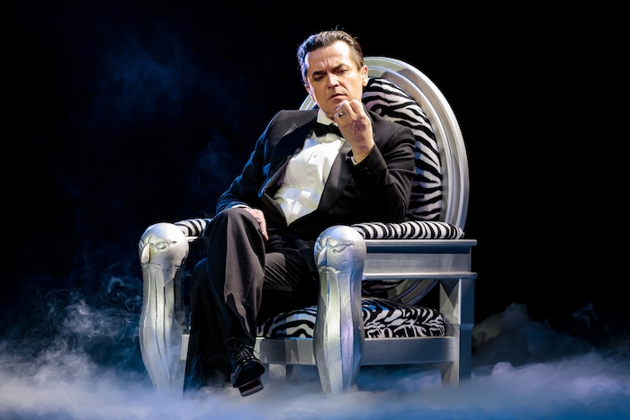 Alexander Kerbst spielt die Hauptrolle – ein schwieriges Unterfangen.