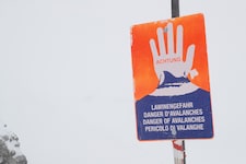 Die Lawinengefahr bleibt in Tirol groß.