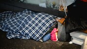 Trotz Eiseskälte übernachten viele im Freien.