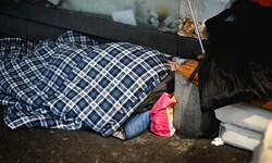 Trotz Eiseskälte übernachten viele im Freien.