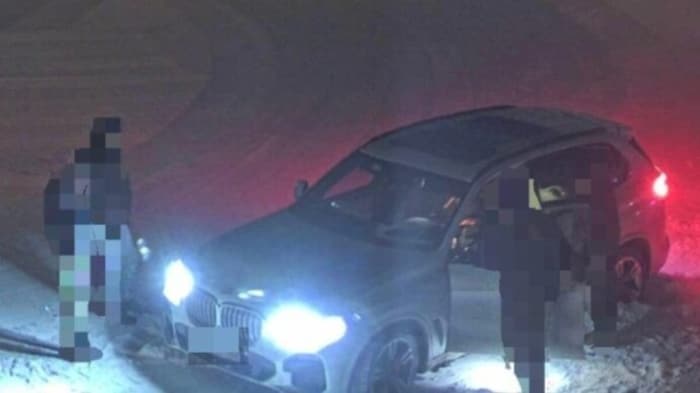 Hier verstauen die Verdächtigen den Tresor in einem Pkw.