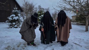 Ohne Gesicht, in schwarzen Kleidern und ausgestattet mit der unverkennbaren zweizinkigen Gabel ...