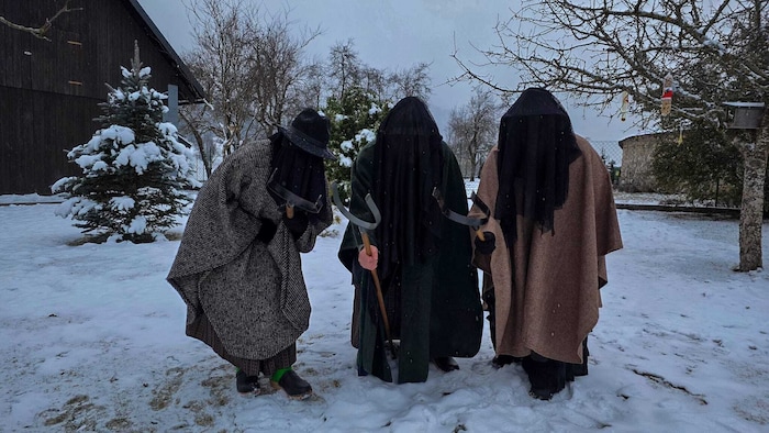 Ohne Gesicht, in schwarzen Kleidern und ausgestattet mit der unverkennbaren zweizinkigen Gabel ...