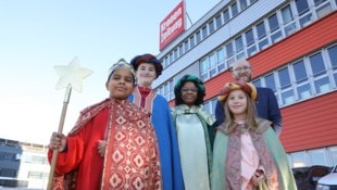 Sternsinger aus der Pfarre Unterheiligenstadt besuchten das „Krone“-Pressehaus in Wien.