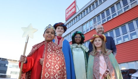 Sternsinger aus der Pfarre Unterheiligenstadt besuchten das „Krone“-Pressehaus in Wien.