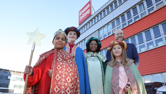 Sternsinger aus der Pfarre Unterheiligenstadt besuchten das „Krone“-Pressehaus in Wien.