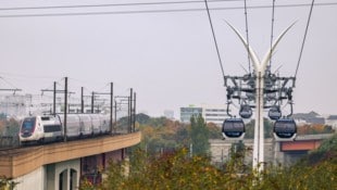 Seit Dezember fährt in Paris Europas längste Stadt-seilbahn. Diese verbindet die Vororte südlich ...