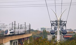 Seit Dezember fährt in Paris Europas längste Stadt-seilbahn. Diese verbindet die Vororte südlich ...