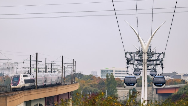 Seit Dezember fährt in Paris Europas längste Stadt-seilbahn. Diese verbindet die Vororte südlich ...