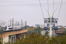 Seit Dezember fährt in Paris Europas längste Stadt-seilbahn. Diese verbindet die Vororte südlich ...