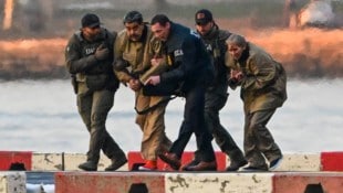 Maduro und seine Ehefrau werden von Drogenbeamten abgeführt.