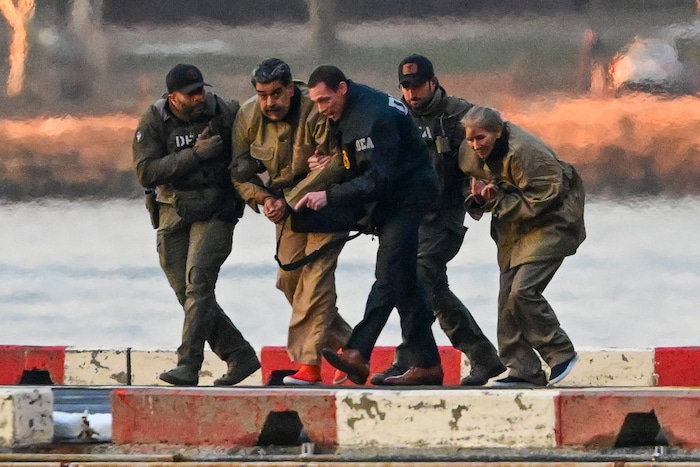 Maduro und seine Ehefrau werden von Drogenbeamten abgeführt.
