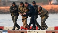 Maduro und seine Ehefrau werden von Drogenbeamten abgeführt.