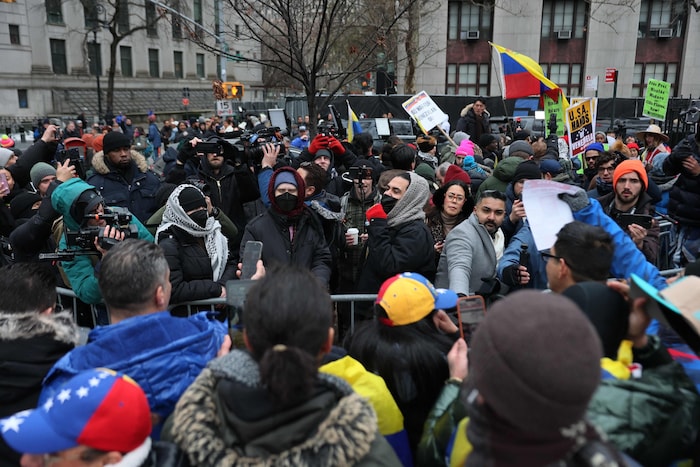 Vor dem Gerichtssaal haben sich Gegner und Unterstützer Maduros versammelt.