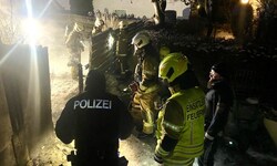 Feuerwehr und Polizei beim Einsatzort in Oberndorf.