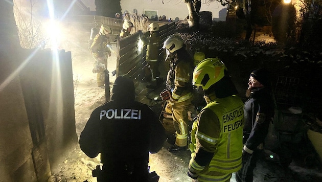 Feuerwehr und Polizei beim Einsatzort in Oberndorf.