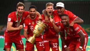 Mit den Bayern gewannen Joshua Kimmich (3. v. li.) und David Alaba (re.) in der Saison 2019/20 ...