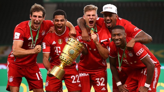 Mit den Bayern gewannen Joshua Kimmich (3. v. li.) und David Alaba (re.) in der Saison 2019/20 ...